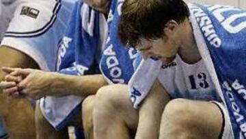 <b>PRIMEROS DE GRUPO. </b>Los argentinos Manu Ginóbili y Andrés Nocioni en el banquillo durante el partido frente a Nigeria.