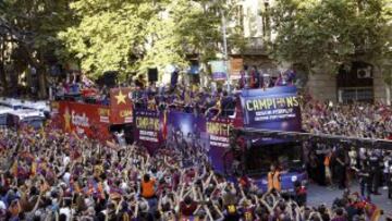 Los jugadores del FC Barcelona recorren en autobús las calles de Barcelona, para celebrar con la afición el título de Liga de Campeones logrado ayer tras vencer al Juventus de Turín en el estadio Olímpico de Berlín.