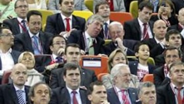 <b>PALCO DE HONOR. </b>Patxi López, Urrutia, Bilbao, Platini, El Príncipe Felipe, Villar, Cerezo y Ana Botella, en la primera fila.