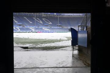 Nieve en el c¨¦sped del estadio de Mendizorroza.