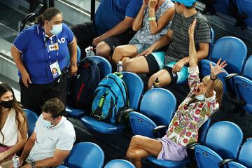 Una seguidora perturbó a Rafa Nadal durante todo su servicio y le dedicó varios gestos y peinetas al balear. El tenista español no daba crédito.