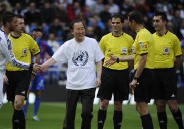 El secretario general de Naciones Unidas, Ban Ki-moon, hizo el saque de honor en el Bernab&eacute;u.