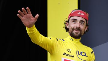 (France), 14/07/2025.- Irish rider Ben Healy of EF Education - EasyPost team celebrates on the podium with the Yellow leader jersey during the 10th stage of the Tour de France cycling race over 165.3km from Ennezat to Le Mont Dore Puy de Sancy, France, 14 July 2025. (Ciclismo, Francia) EFE/EPA/MARTIN DIVISEK