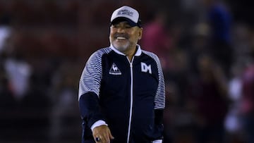 Diego Maradona, entrenador de Gimnasia y Esgrima La Plata, sonr&iacute;e antes de un partido entre Hurac&aacute;n y Gimnasia y Esgrima La Plata como parte de la Superliga 2019/20 en el Estadio Tomas Adolfo Duco el 28 de enero de 2020 en Buenos Aires, Argentina.