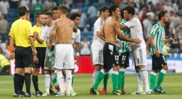 Real Madrid - Betis. Los jugadores de ambos equipos se saludan al final del encuentro.