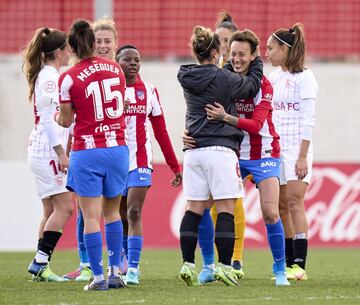 Virginia Torrecilla volvió a jugar ayer en Liga 714 días después. La centrocampista balear, ejemplo para todos tras haber superado un cáncer, llevaba sin disputar minutos en la Primera Iberdrola desde el 1 de marzo de 2020. En la imagen, la futbolista del Atlético bromea con una jugadora del Sevilla tras la goleada rojiblanca por 