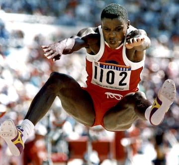 Ganó el oro en 100 y en salto longitud y la plata en 200. En realidad, en el hectómetro quedó segundo, por detrás de Ben Johnson, pero cuando se demostró que éste último se había dopado, el estadounidense recibió la medalla dorada.