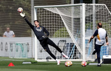 Estirada de Thibaut Courtois durante el entrenamiento.