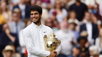 Wimbledon (United Kingdom), 16/07/2023.- Carlos Alcaraz of Spain poses with the trophy after winning his Men's Singles final match against Novak Djokovic of Serbia at the Wimbledon Championships, Wimbledon, Britain, 16 July 2023. (España, Reino Unido) EFE/EPA/TOLGA AKMEN EDITORIAL USE ONLY EDITORIAL USE ONLY
