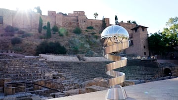 El trofeo de la Supercopa Endesa luce en el teatro romano de Málaga, ciudad que acoge este fin de semana la competición.