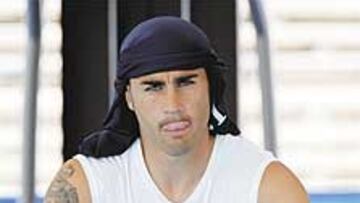 <b>PER FAVORE, PÓRTAMI AL REAL, DIJO EN 2000</b> El 3 de diciembre de 2000, Cannavaro, entonces jugador del Parma, concedió una entrevista a AS sobre el interés que ya entonces el Real Madrid mostraba por él. En ella, el defensa italiano no ocultaba su deseo de vestir la camiseta blanca y de vivir en Madrid (Mi amigo Panucci me ha dicho que es una ciudad increíble, decía) y afirmaba que Raúl es el mejor jugador del mundo. Jorge Valdano consideraba que era el mejor refuerzo posible para la defensa, pero se topó con la renuencia de Florentino Pérez a fichar centrales. Concluida la entrevista, Cannavaro soltó una frase al periodista que resumía su anhelo: Per favore, pórtami al Real.