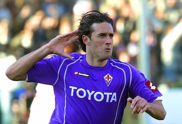 El mayor ejemplo de delantero tanque. El italiano anotó 31 goles en su primera temporada en la Fiorentina (2005-06). El título de capocannoniere le valió para ser parte de la Italia que ganó el Mundial en Alemania. Un año más estuvo en el conjunto viola antes de marcharse a golear con el Bayern de Múnich. En Florencia consiguió su única Bota de Oro.