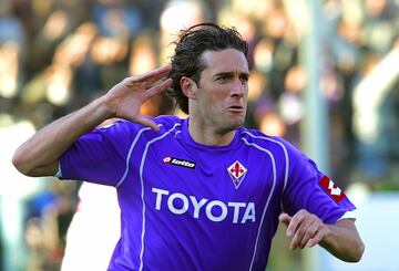 El mayor ejemplo de delantero tanque. El italiano anotó 31 goles en su primera temporada en la Fiorentina (2005-06). El título de capocannoniere le valió para ser parte de la Italia que ganó el Mundial en Alemania. Un año más estuvo en el conjunto viola antes de marcharse a golear con el Bayern de Múnich. En Florencia consiguió su única Bota de Oro.