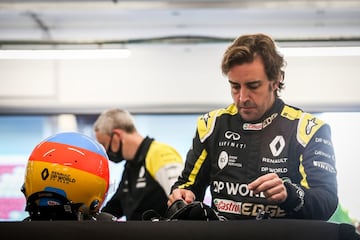 Fernando Alonso Díaz (España; 29/7/1981) regresa en 2021 a la F1 de la mano de Alpine, anterior Renault, con la que ha logrado sus dos Mundiales, los de 2005 y 2006.  Además de los dos campeonatos consecutivos es subcampeón con Ferrari en 2010,2012 y 2013 a lo que hay que añadir el tercero con McLaren en 2007. Precisamente fue con los de Woking con los que puso fin a su primera etapa en la Fórmula 1, con un coche que en 2015, 2016 y 2017 no estuvo a la altura de los mejores. Tras su adiós prueba en las 500 Millas de Indianápolis en su busca de la Triple Corona, es campeón del Mundo de Resistencia (WEC) con dos triunfos en las 24 Horas de Le Mans, otros dos en las 6 Horas de Spa y otro en las 1000 Millas de Sebring. También gana las 24 Horas de Daytona y se aventura en las dunas del Dakar de 2020.