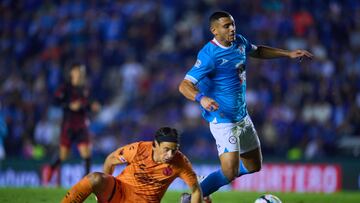 Jose Antonio Rodriguez (L) of Tijuana fights for the ball with Georgios Giakoumakis (R) of Cruz Azul during the 3rd round match between Cruz Azul and Tijuana as part of the Liga BBVA MX, Torneo Apertura 2024 at Ciudad de los Deportes Stadium on July 16, 2024 in Mexico City, Mexico.