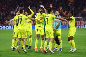 Los jugadores del Villarreal celebran el pase a semifinales de Champions al final del partido.