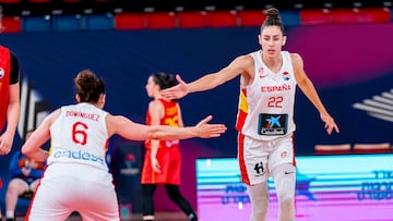 María Conde, alero de la Selección, choca con la base Silvia Domínguez, durante el partido ante Montenegro.