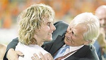 <b>BUENA SOCIEDAD</b>. Nedved es la prolongación de Brückner en el campo.
