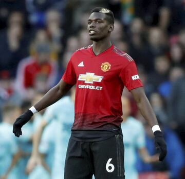 Centrocampista. 25 a?os. Manchester United. Poco que descubrir ya sobre este centrocampista que pese a tener 25 a?os ya ha ganado casi todo. Pese a que en el Mundial su f¨²tbol fue menos alabado que cuando era joven, fue su torneo m¨¢s maduro. La Juventus tambi¨¦n le quiere. En desencuentro con Mourinho, si el portugu¨¦s se va, su situaci¨®n tambi¨¦n podr¨ªa cambiar. En verano se inform¨® sobre una reuni¨®n en Los ?ngeles entre Abidal y el futbolista de Lagny-sur-Marne. Su sue?o es jugar con Messi. Umtiti y Demb¨¦l¨¦ son buenos amigos. Su valor de mercado es de 90 millones de euros. Como Griezmann, para el Bar?a es un fichaje estrat¨¦gico aunque algunos cr¨ªticos preferir¨ªan apostar por De Jong.