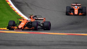 McLaren's Belgian driver Stoffel Vandoorne drives ahead of McLaren's Spanish driver Fernando Alonso during the third practice session at the Spa-Francorchamps circuit in Spa on August 26, 2017 ahead of the Belgian Formula One Grand Prix. / AFP PHOTO / Emmanuel DUNAND