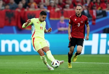 0-1. Dani Olmo filtra un pase al espacio para la carrera de Ferran Torres, se interna el área, cruza al palo largo, toca en la base del poste y el balón entra en la portería de Thomas Strakosha.