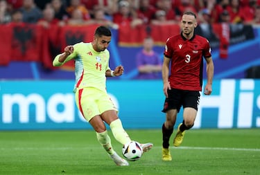 0-1. Dani Olmo filtra un pase al espacio para la carrera de Ferran Torres, se interna el área, cruza al palo largo, toca en la base del poste y el balón entra en la portería de Thomas Strakosha.
