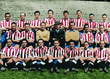 El 4 de octubre de 1939 se firm¨® la fusi¨®n entre el Athletic Club de Madrid y el Aviaci¨®n Nacional, lo cual llev¨® al nacimiento del Athletic Aviaci¨®n Club. La fusi¨®n se debi¨® a la mala situaci¨®n econ¨®mica y administrativa del Athletic Club de Madrid, adem¨¢s de la falta de futbolistas debido a la Guerra Civil Espa?ola. En la imagen la plantilla que llev¨® a las vitrinas rojiblancas el primer trofeo liguero de su historia en la campa?a de 1939-1940.