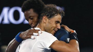 Nadal se abraza a Monfils tras el partido del Open de Australia.