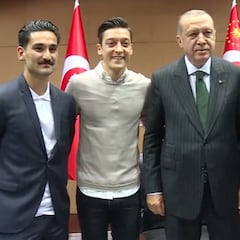 Las imágenes de Özil y Gundogan que han enfadado a Alemania