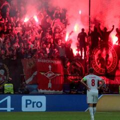 Los ultras del Spartak lanzaron una bengala contra Aytekin