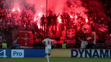 Los ultras del Spartak de Moscú lanzaron una bengala al campo que casi impacta en Deniz Aytekin.