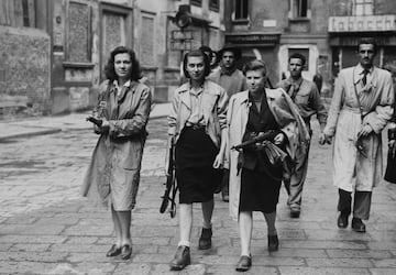 Mujeres armadas durante la liberación de Milán en abril de 1945.