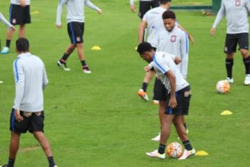 Corinthians entrenó en la tarde del martes en El Campín, bajo una permanente lluvia.  El equipo brasileño hizo trabajo defensivo en los cobros de pelota parada, previo al partido frente a Santa Fe del miércoles.