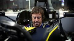 Alonso sentado en un monocasco de Renault en la f&aacute;brica de Enstone.
