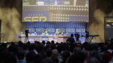 <b>EN ISLA MÁGICA. </b>El público observa la conversación entre De la Morena y Pepe Mel.