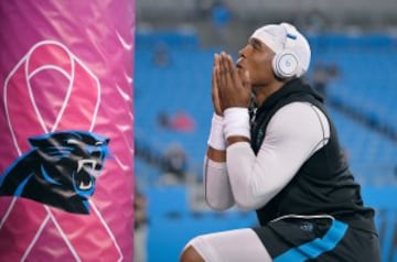 Empezamos con Cam Newton rezándole a un poste rosa. Debe funcionar, porque hizo un partidazo y se comió a los Eagles, que como jugaban fuera no llevaban el águila. Los Panthers tampoco sacaron ninguna pantera, así que asumiremos que nuestra sugerencia de anteriores semanas ha caído en saco roto.