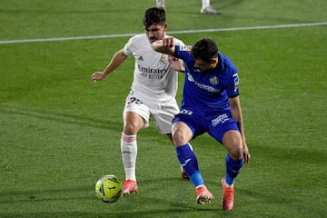 V¨ªctor Chust y Enes Unal.