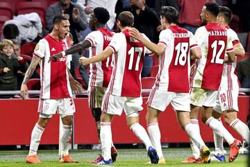 Antony celebra junto a sus compa&ntilde;eros su gol ante el Vitesse esta semana.