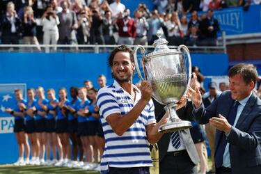 Feliciano López con el Trofeo de campeón.