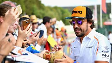 SPA, BELGIUM - AUGUST 23:  Fernando Alonso of Spain and McLaren F1 signs autographs for fans during previews ahead of the Formula One Grand Prix of Belgium at Circuit de Spa-Francorchamps on August 23, 2018 in Spa, Belgium.  (Photo by Dan Mullan/Getty Images)
 PUBLICADA 24/08/18 NA MA22 4COL