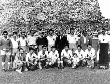 8 de julio de 1951 (Torrero). Real Zaragoza, 3 - Murcia, 2. El Real Zaragoza posa para los fotógrafos antes del inicio del decisivo partido. De izquierda a derecha, Higinio, Noguera, Careaga, Lerín (auxiliar del entrenador), Santín (portero suplente), Pic