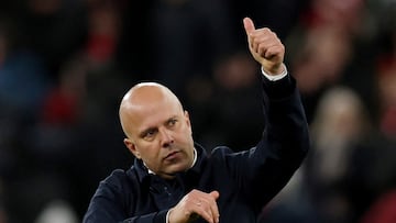 El director técnico neerlandés terminó invicto ante los equipos más importantes en su primer semestre en la EPL.