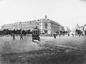 El palacio de Alcañices fue objeto de demolición para construir el espacio actual que ocupa el Banco. El rey Alfonso XII dio el pistoletazo de salida de la obra el 4 de julio de 1884 y la misma se terminó en 1891. Posteriormente ha sufrido tres remodelaciones hasta tener el aspecto actual. Como curiosidad, su reloj que corona el chaflán del edificio fue traído desde Inglaterra cuando David Glasgow, su constructor, ganó un concurso al que se presentaron otras cuatro prestigiosas casas relojeras. En su interior alberga una cámara acorazada a 28 metros de profundidad donde se guarda el oro español y una colección numismática de gran valor.