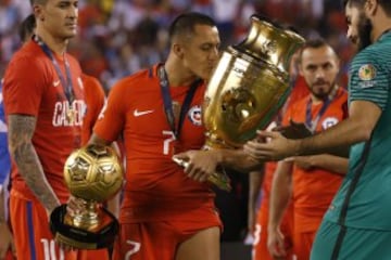 El jugador de la seleccion chilena Alexis Sanchez celebra con el trofeo de la Copa America Centenario tras la victoria contra Argentina en el estadio Met Life de Nueva Jersey, Estados Unidos.