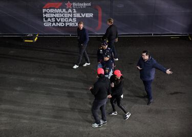 Grupos de espectadores abandonan el circuito antes de la práctica.