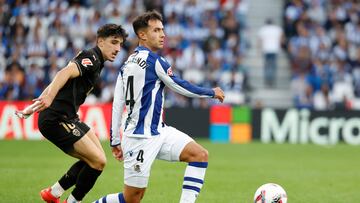 SAN SEBASTIÁN, 28/09/2024.- El centrocampista de la Real Sociedad Martín Zubimendi (d) juega un balón ante Diego López, del Valencia, durante el partido de LaLiga en Primera División que Real Sociedad y Valencia CF disputan este sábado en el Reale Arena, en San Sebastián. EFE/Javier Etxezarreta