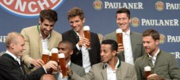 Los jugadores del Bayern Munich realizaron una sesión de fotos con vestimenta tradicional y cerveza.