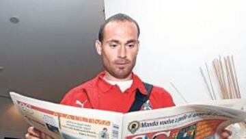 <b>KILLER. </b>Nino, ayer, a su llegada al hotel de concentración en Alicante.