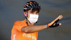 El ciclista del Euskaltel-Euskadi saluda antes de la decimocuarta etapa de La Vuelta entre Don Benito y el Pico Villuercas.
 
 