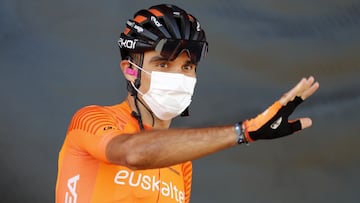El ciclista del Euskaltel-Euskadi saluda antes de la decimocuarta etapa de La Vuelta entre Don Benito y el Pico Villuercas.
 
 